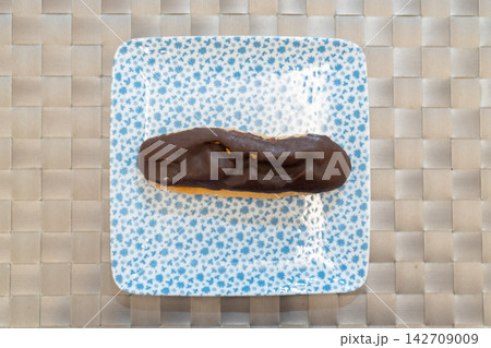 真上から撮影したチョコエクレアのシンプル写真 142709009