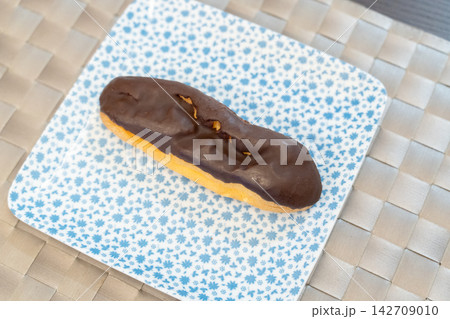 ふんわりチョコエクレアを優しく撮影した写真 ふんわりチョコエクレアを優しく撮影した写真 142709010