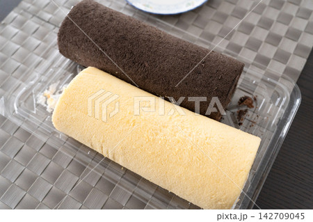ふんわり生地が並ぶプレーンとチョコのロールケーキ ふんわり生地が並ぶプレーンとチョコのロールケーキ 142709045