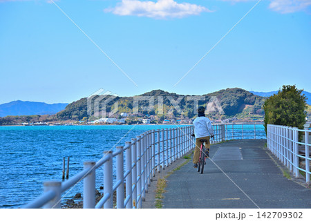 《静岡県》浜名湖の風景 浜松市浜名区細江町付近 浜名湖サイクリングロード 《静岡県》浜名湖の風景 浜松市浜名区細江町付近 浜名湖サイクリングロード 142709302
