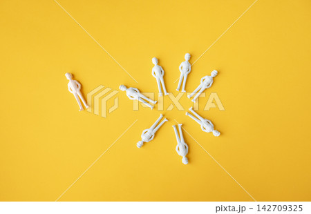 Workplace exclusion and outsider concept with one person left outside the team circle 142709325