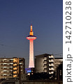 夜空に映える京都タワー 142710238