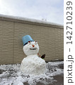 雪の朝、ベランダの雪だるま 142710239