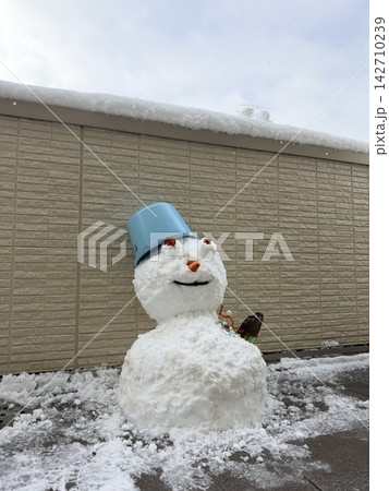 雪の朝、ベランダの雪だるま 142710239