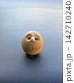 木彫りの可愛いフクロウの置き物 142710240