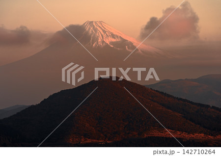 伊豆半島の伊豆山稜線歩道 仁科峠展望台より望む朝焼けの富士山 伊豆半島の伊豆山稜線歩道 仁科峠展望台より望む朝焼けの富士山 142710264