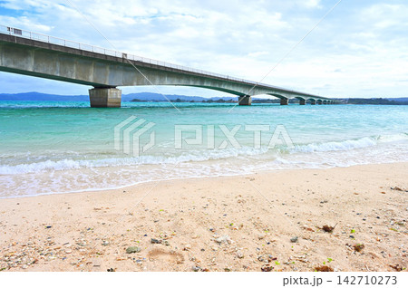 沖縄県の古宇利島　古宇利ビーチより古宇利大橋を眺める 142710273