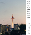 夕焼けに映える京都タワー 142710492
