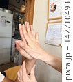 親子がそれぞれの手を合わせてる 142710493