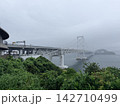 雨煙の中にある鳴門海峡大橋 142710499