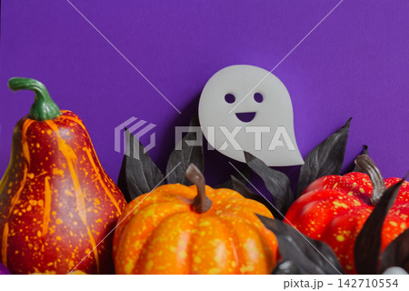 ハロウィンの小さなおばけとカボチャの飾り付け:パープル背景とコピースペース ハロウィンの小さなおばけとカボチャの飾り付け:パープル背景とコピースペース 142710554