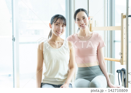ピラティス スタジオ ジム 女性 インストラクター ピラティス スタジオ ジム 女性 インストラクター 142710809