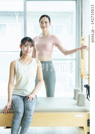 ピラティス　スタジオ　ジム　女性　インストラクター 142710813