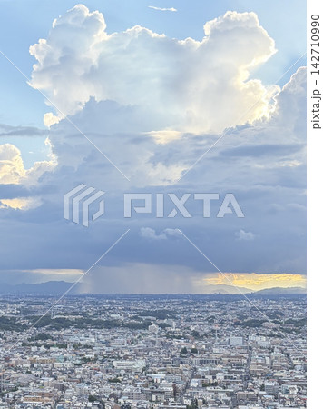 積乱雲の下で局地的に雨が降っている様子の縦向き 積乱雲の下で局地的に雨が降っている様子の縦向き 142710990