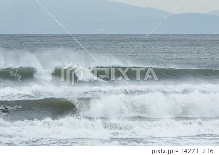 湘南鵠沼海岸 低気圧のうねりでサーフィン 湘南鵠沼海岸 低気圧のうねりでサーフィン 142711216
