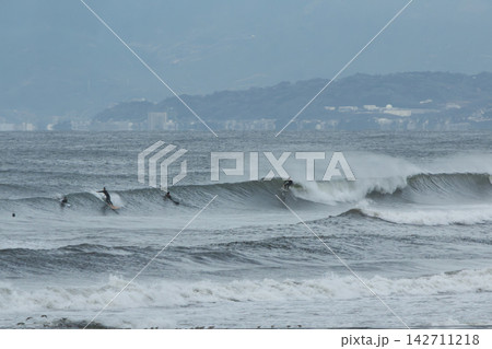 湘南鵠沼海岸 低気圧のうねりでサーフィン 湘南鵠沼海岸 低気圧のうねりでサーフィン 142711218