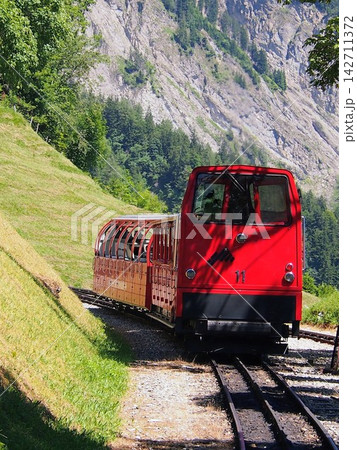 ロートホルン地方の斜面を走行する赤いレトロな登山電車(スイス) ロートホルン地方の斜面を走行する赤いレトロな登山電車(スイス) 142711372