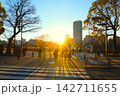 夕暮れで帰宅する人達 142711655