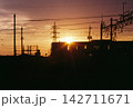 （フィルム写真）夕焼けに染まる電車 142711671