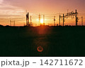 （フィルム写真）夕焼けに染まる送電線と鉄塔 142711672