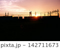夕焼けの中を走る貨物列車 142711673