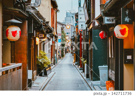 京都　朝の先斗町 142711736