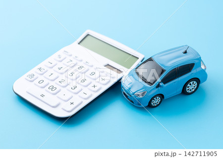 青い自動車と白い電卓 ブルーバック 青い自動車と白い電卓 ブルーバック 142711905