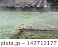 草津温泉　湯けむりのたつ湯畑と将軍御汲上の湯枠（群馬県吾妻郡草津町） 142712177