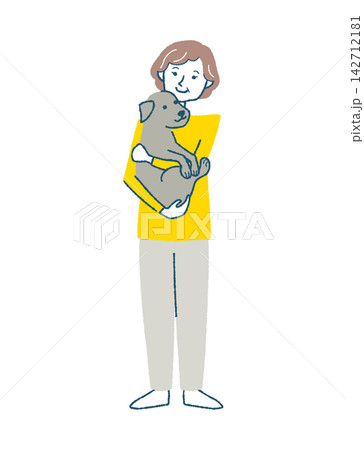 犬を抱っこする笑顔のシニア女性 142712181