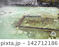 草津温泉　湯けむりのたつ湯畑と将軍御汲上の湯枠（群馬県吾妻郡草津町） 142712186