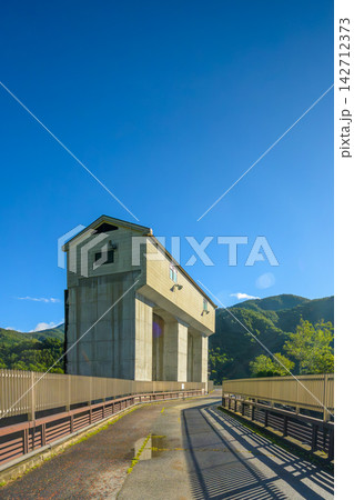 晴天の広瀬ダムの天端と青空に輝く太陽の風景(山梨県山梨市) 晴天の広瀬ダムの天端と青空に輝く太陽の風景(山梨県山梨市) 142712373