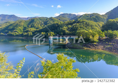 広瀬ダムの取水塔と広瀬湖の夏の風景 広瀬ダムの取水塔と広瀬湖の夏の風景 142712382