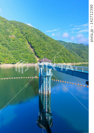 広瀬ダムの広瀬湖と取水塔の風景(山梨県山梨市) 広瀬ダムの広瀬湖と取水塔の風景(山梨県山梨市) 142712390