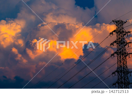 高圧送電線と夏の夕刻の雲　a-2 高彩度コントラスト 142712513