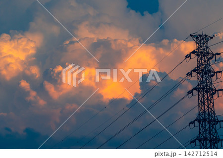 高圧送電線と夏の夕刻の雲　a-3 暖色寒色強調 142712514