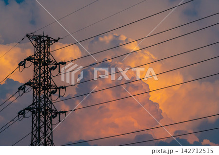 高圧送電線と夏の夕刻の雲 b-1 高圧送電線と夏の夕刻の雲 b-1 142712515