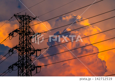 高圧送電線と夏の夕刻の雲　c-2 高彩度コントラスト 142712519