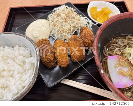 おいしい蕎麦とカキフライ 142712563