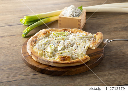 釜揚げしらすのピザ チーズがのびるイメージ 釜揚げしらすのピザ チーズがのびるイメージ 142712579
