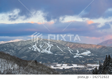 岐阜県のスキー場と雪山を望む冬のパノラマ風景写真【岐阜雪山風景写真】 岐阜県のスキー場と雪山を望む冬のパノラマ風景写真【岐阜雪山風景写真】 142712822