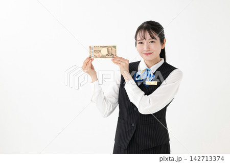 お金を持つ女性 お金を持つ女性 142713374