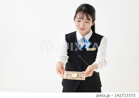 お金を持つ女性 お金を持つ女性 142713375