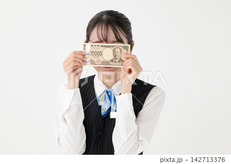 お金を持つ女性 お金を持つ女性 142713376