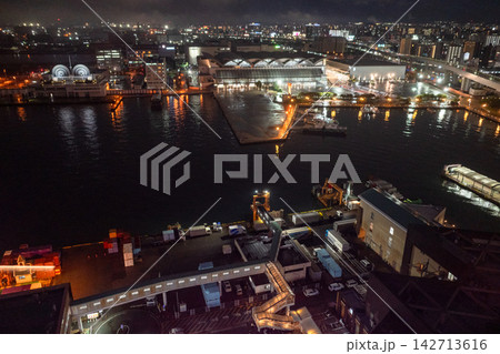 夜の博多ポートタワー展望台からの博多港 夜の博多ポートタワー展望台からの博多港 142713616
