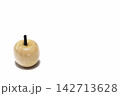 木のぬくもりがあるリンゴのオブジェクト（白バック） 142713628
