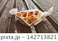 木製ベンチに置かれた焼き立てのアップルパイ テイクアウトのベーカリー菓子パン 142713821