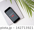 スマホに表示されたサブスクリプションサービス登録の写真（画面内はオリジナル制作のイメージ画像) 142713921