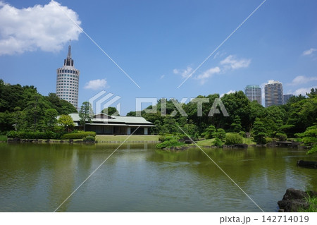 幕張海浜公園にある見浜園の下の池と茶室 幕張海浜公園にある見浜園の下の池と茶室 142714019