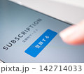 スマホに表示されたサブスクリプションの登録画面写真（画面はオリジナル制作のイメージ画像） 142714033