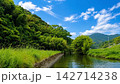 青空と新緑の山々に囲まれた清流のある夏の風景 142714238